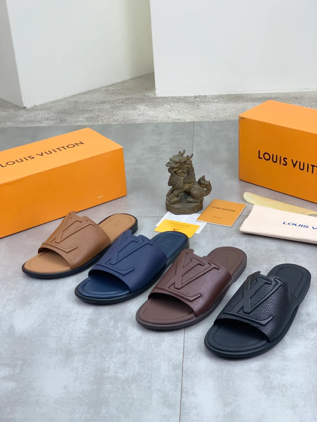 Men's shoes 💰P340 💰【New style】🆘 High quality 【LOUIS VUITTON】The popular Louis Vuitton LV men's slippers on the official website are on sale simultaneously! Original pebbled calfskin fabric imported from Italy. Original factory special supply. Size: 38-46. 4️⃣ colors available.